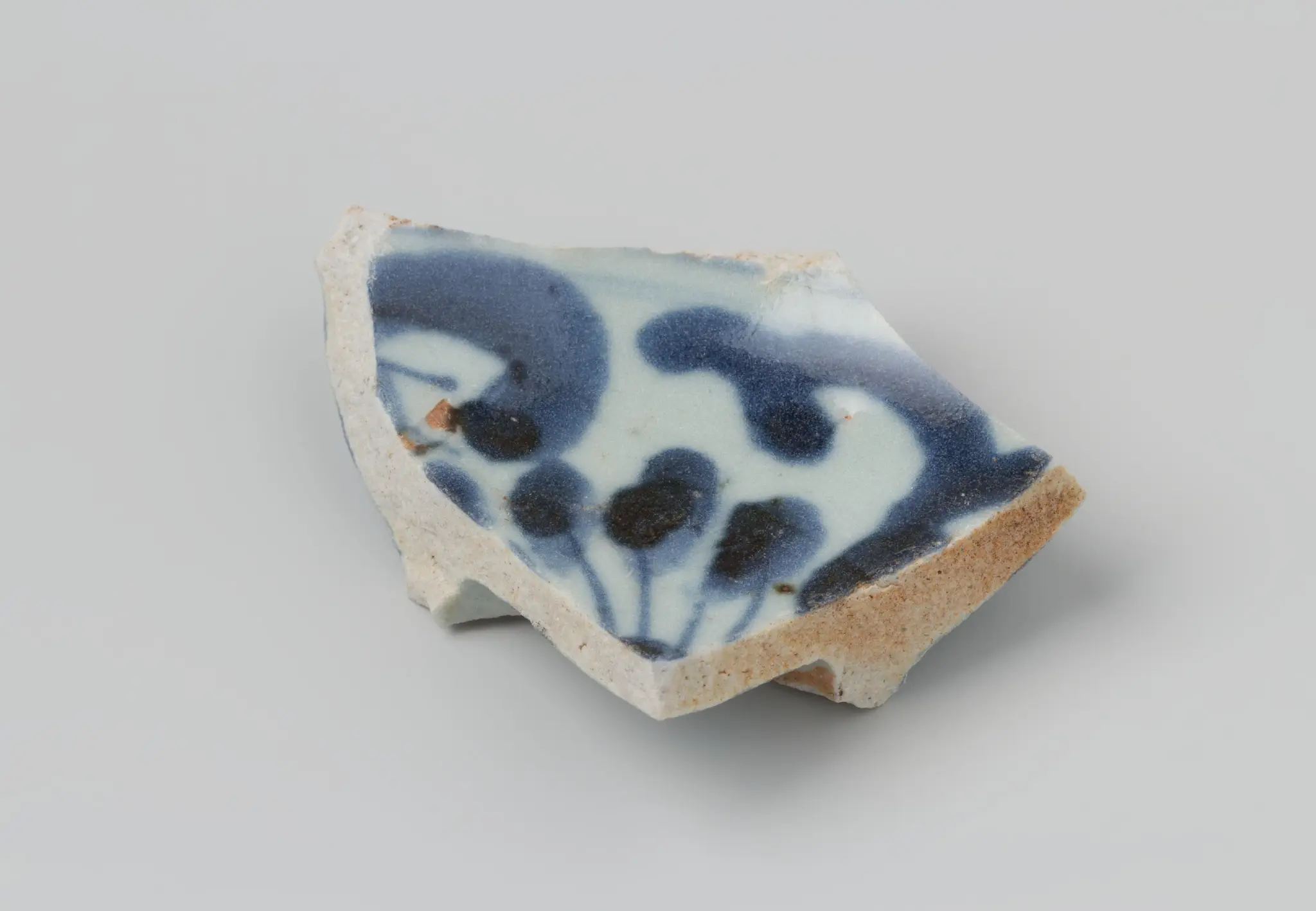 Scherf van een schaal uit het wrak van de Oost-Indiëvaarder 't Vliegend Hart by Unknown artist