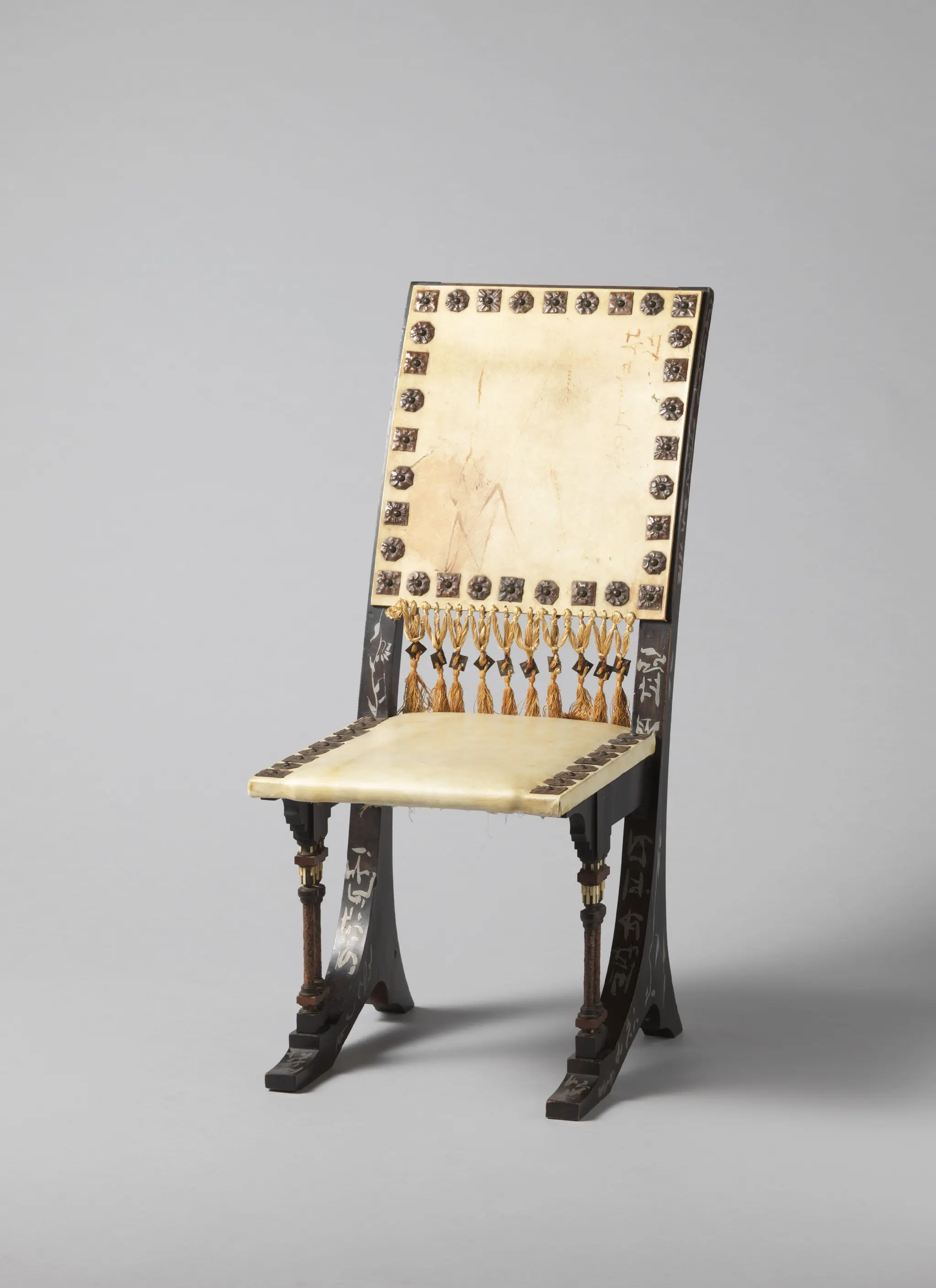 Stoel, Art Nouveau, met perkament beklede rug en zitting. by Carlo Bugatti