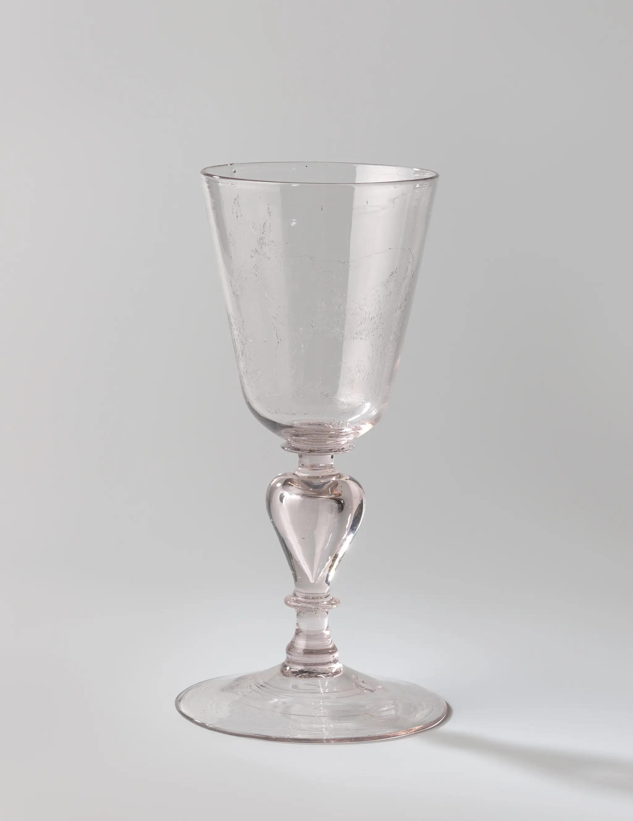 Bokaal met een landschap met een ezel, twee bokken en een geit by anonymous