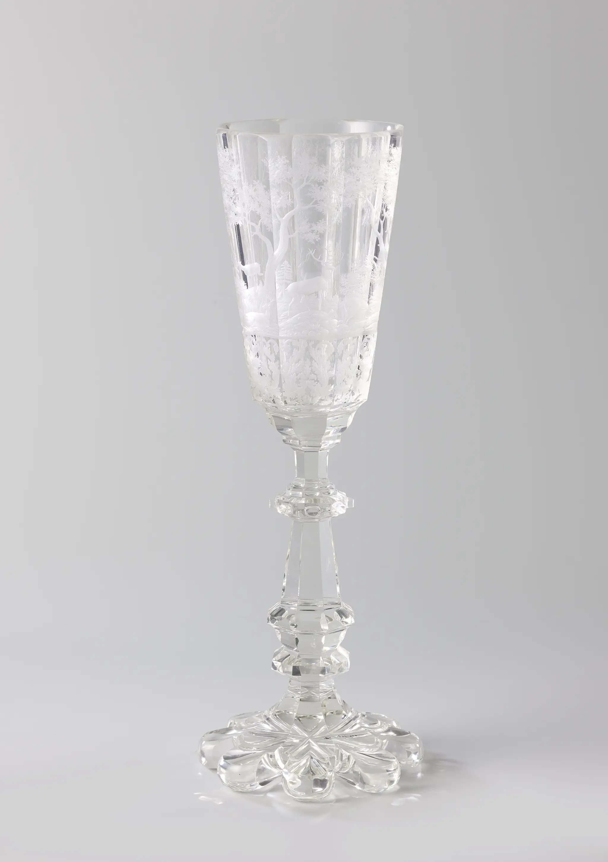 Bokaal met een boslandschap met herten by anonymous