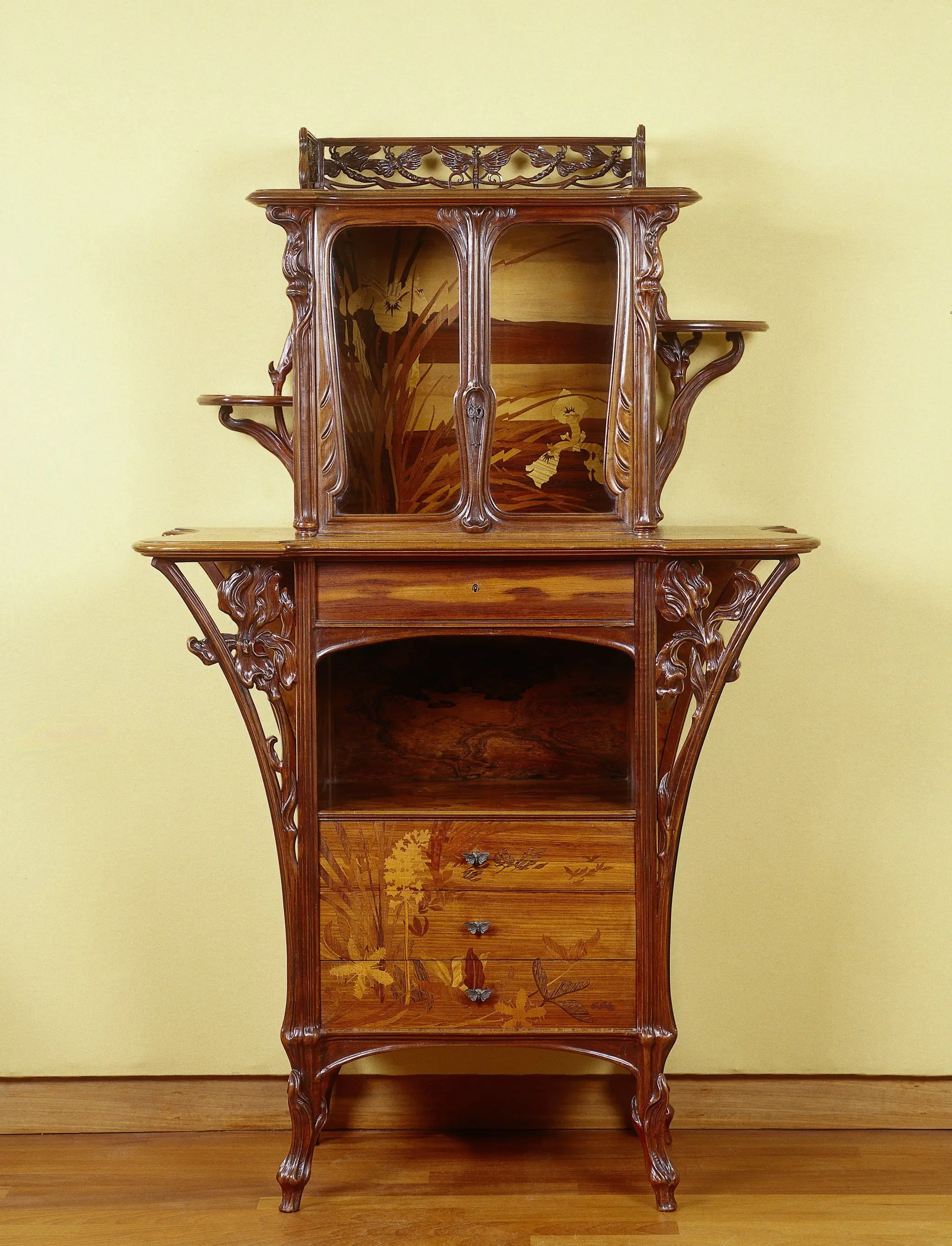 Vitrinekast met marquetterie in florale motieven by Émile Gallé