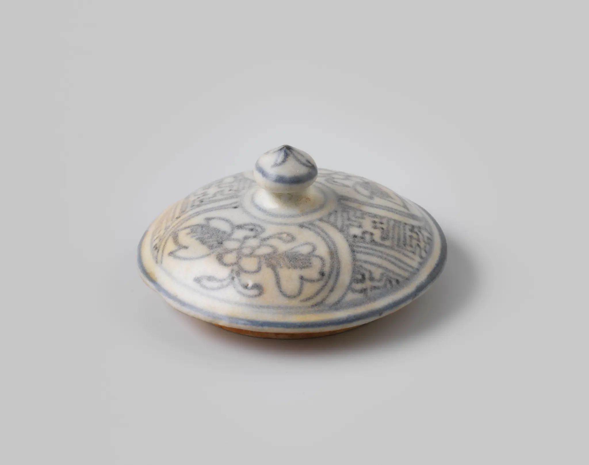 Lid of a winepot of Chinese porcelain from the wreck of the Dutch East Indiaman Witte Leeuw by anonymous