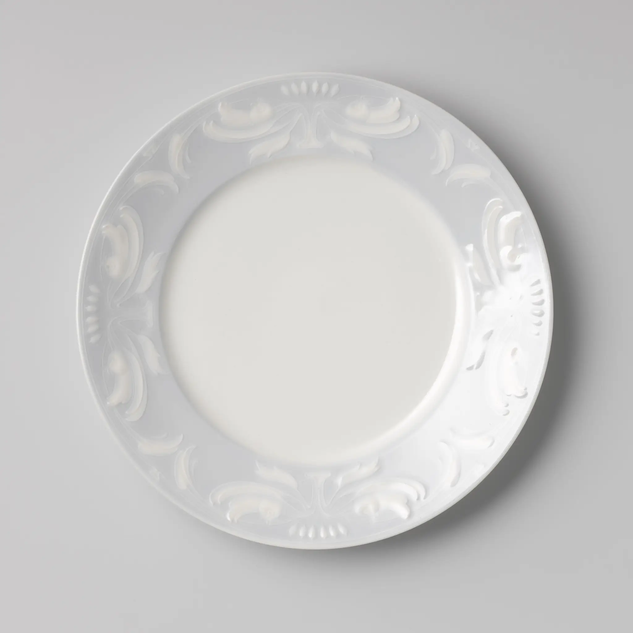 Dessertbord met symmetrische bladmotieven in reliëf by Georges de Feure