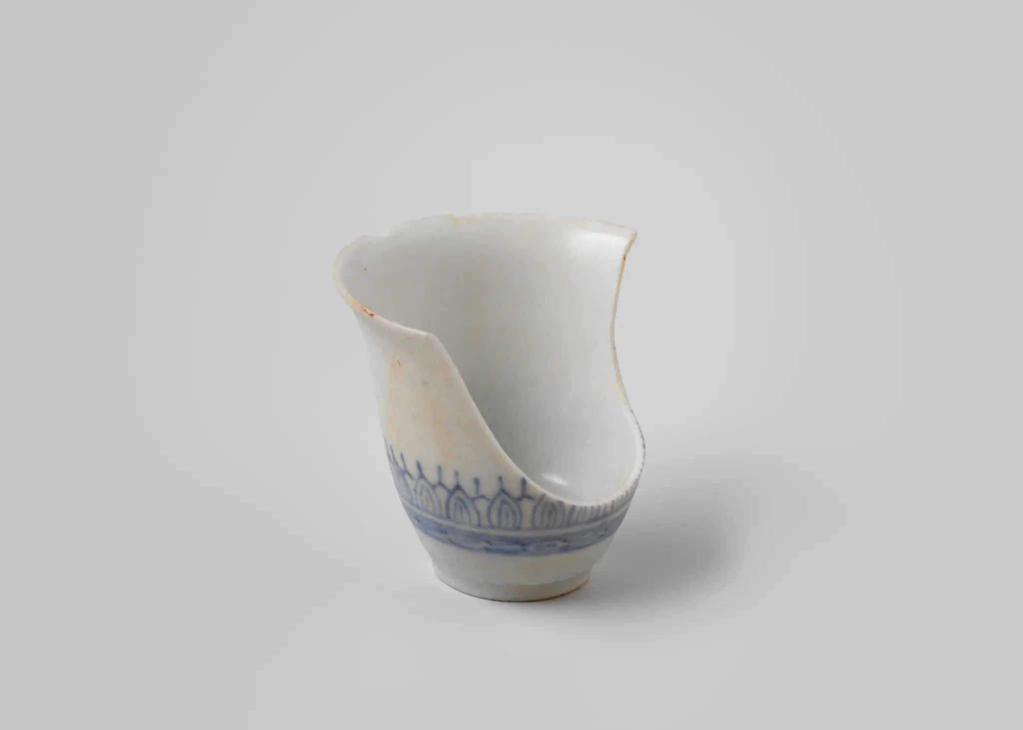 Fragment of a winecup of Chinese porcelain from the wreck of the Dutch East Indiaman Witte Leeuw by anonymous