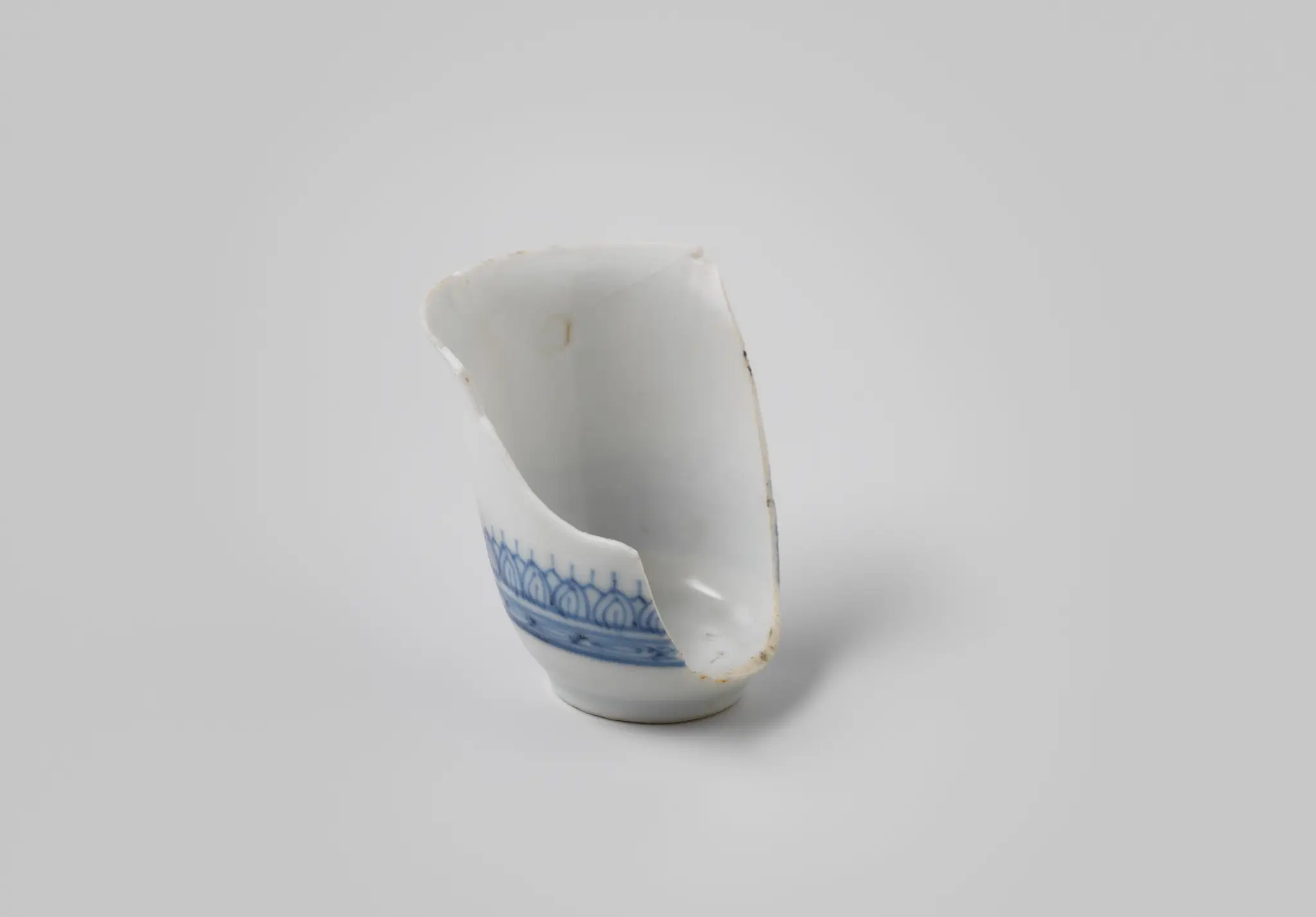 Fragment of a winecup of Chinese porcelain from the wreck of the Dutch East Indiaman Witte Leeuw by anonymous