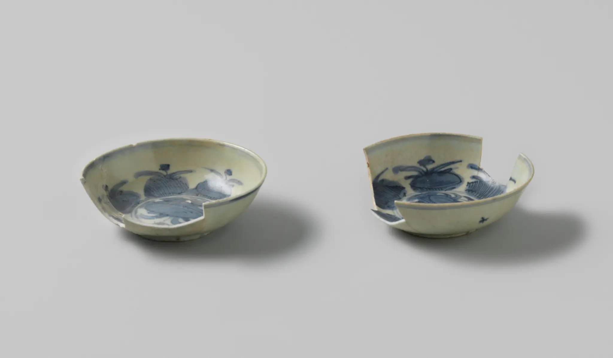 Soucer of Chinese porcelain from the wreck of the Dutch East Indiaman Witte Leeuw by anonymous