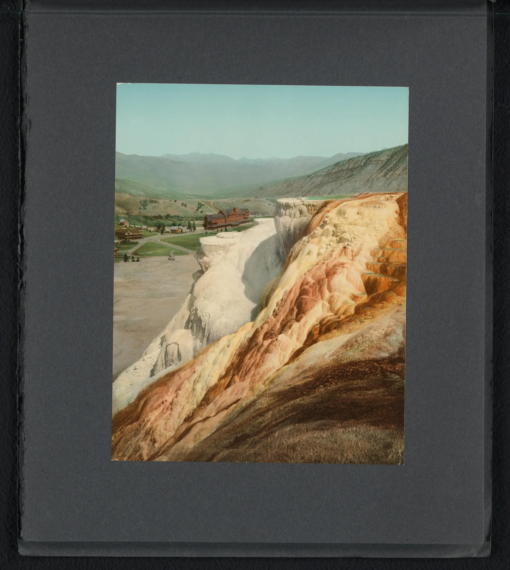Gezicht op een voormalig hotel gezien vanuit Jupiter Terrace in Yellowstone National Park by William Henry Jackson