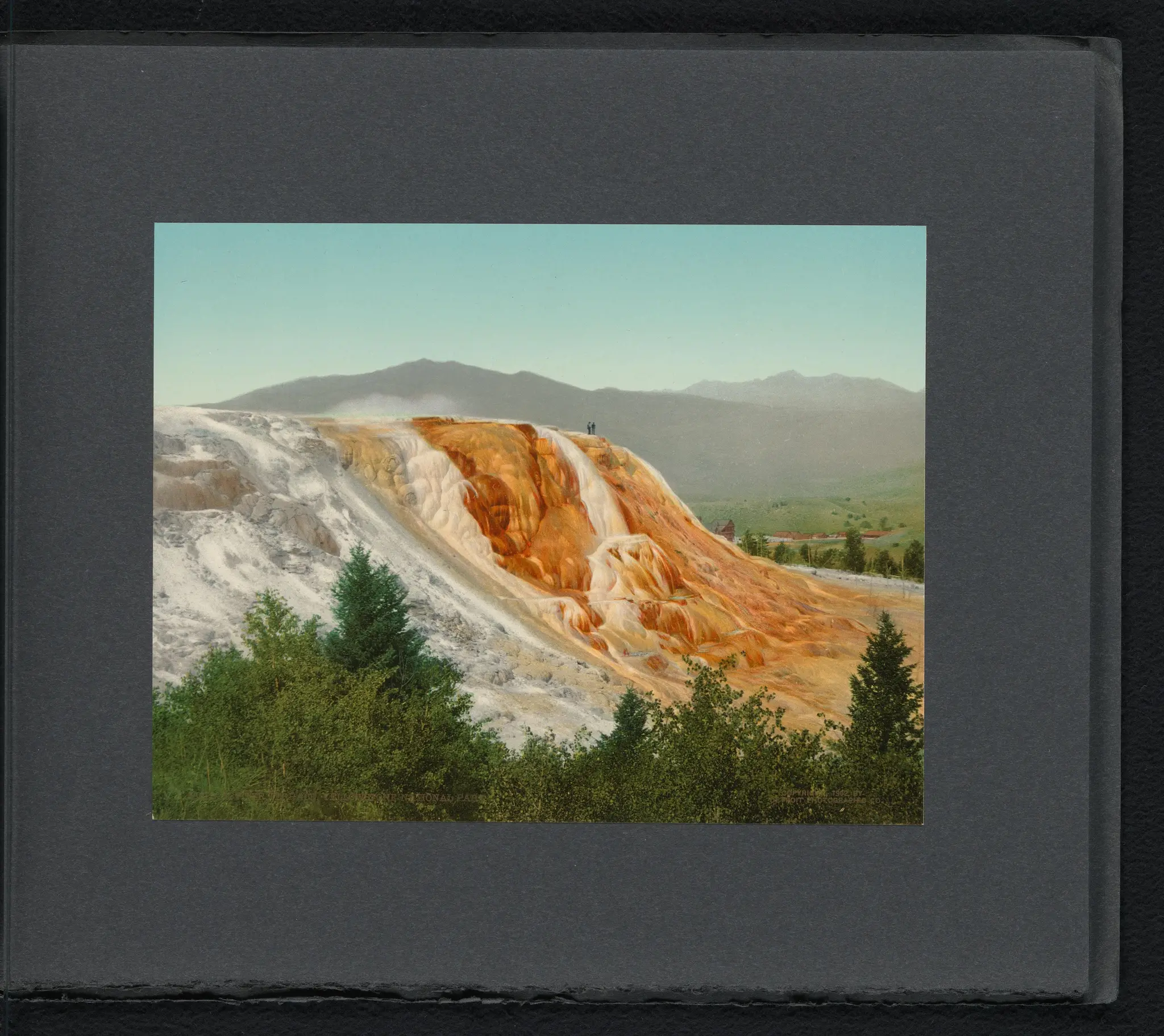 Gezicht op Jupiter Terrace in Yellowstone National Park by William Henry Jackson