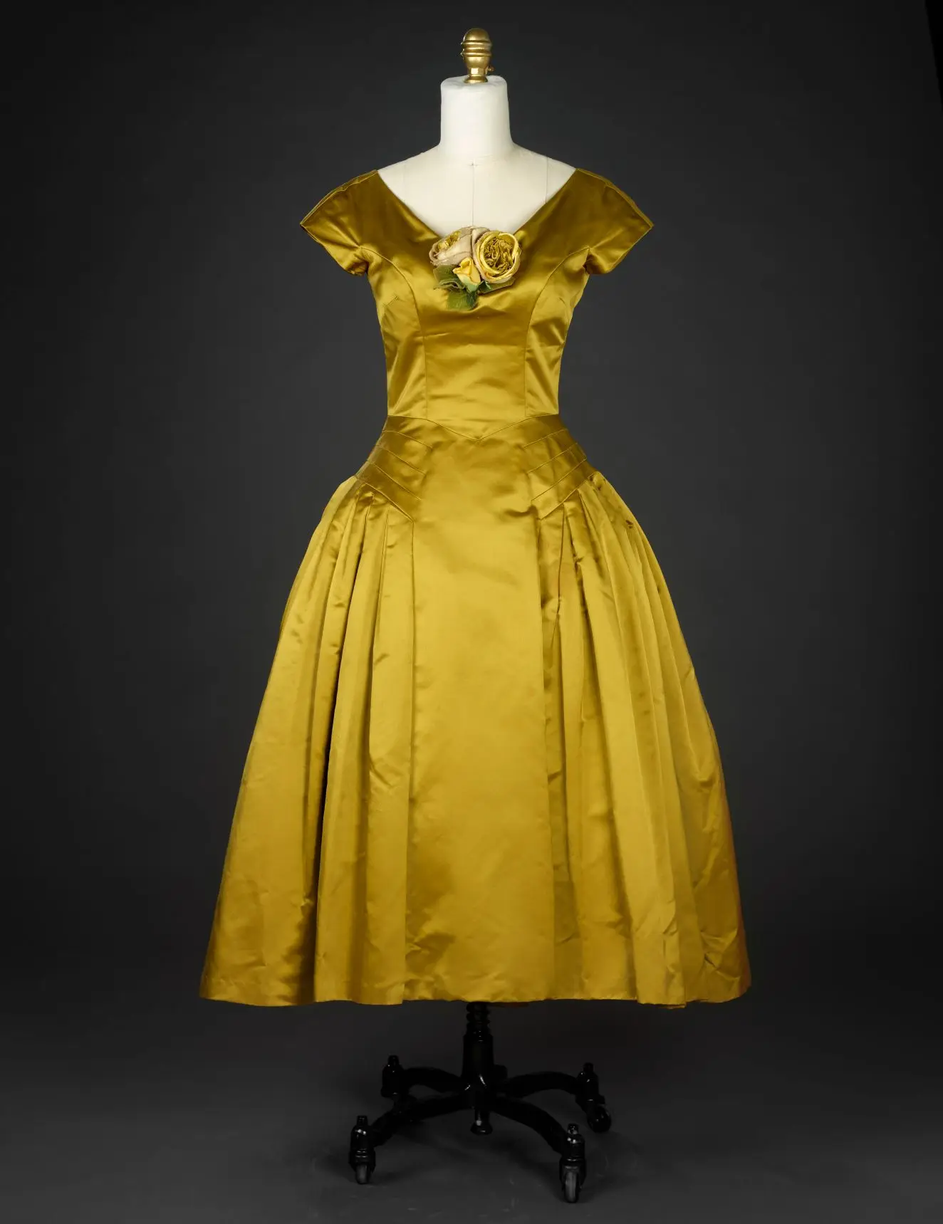 Light-green satin dress with corsage by Vincent Mignon (