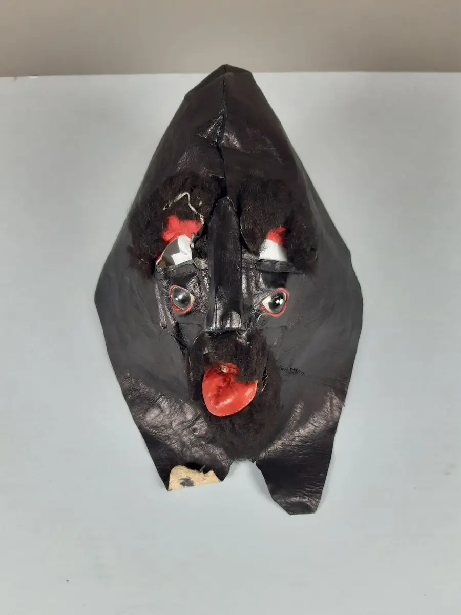 ask sydd av mörkt läder by Unknown artist