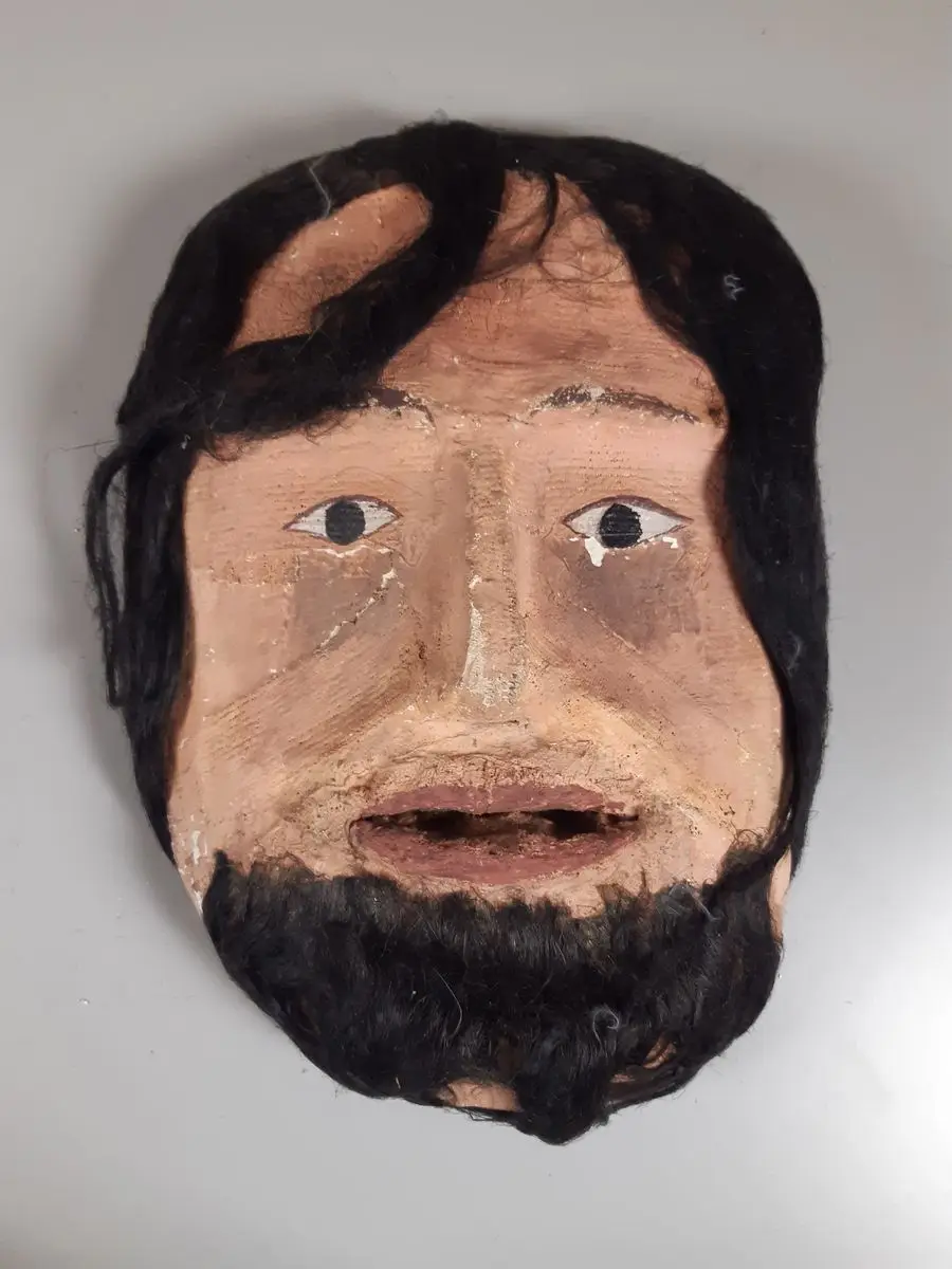 Mask föreställande man med mörkt hår och skägg, by Unknown artist