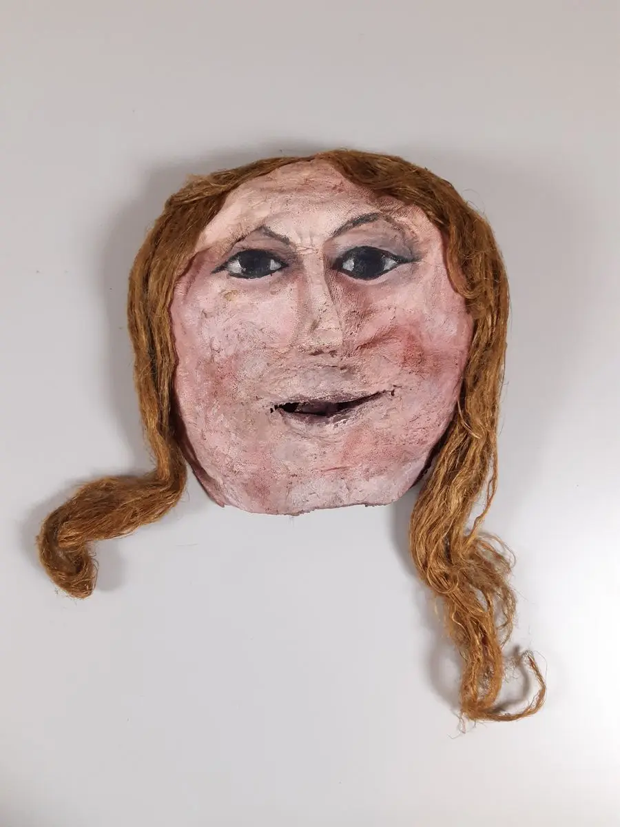 Mask föreställande kvinna med långt hår by Unknown artist