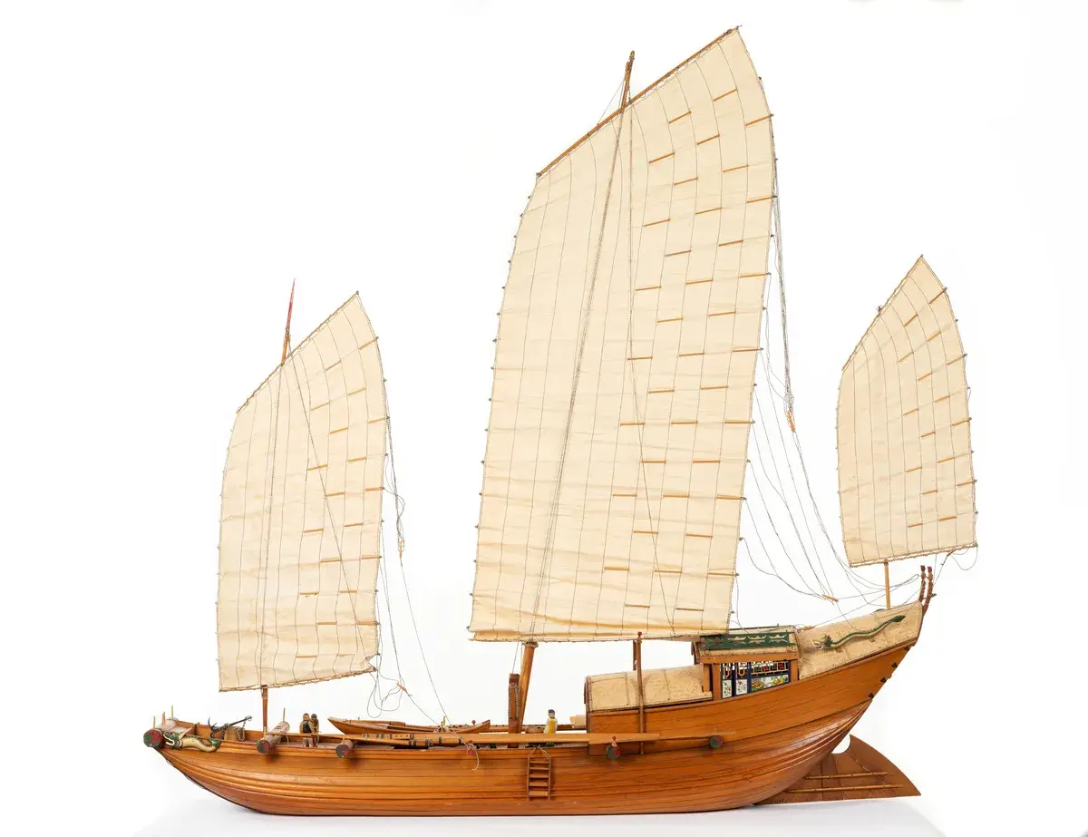 Modell av kinesisk djonk by Unknown artist