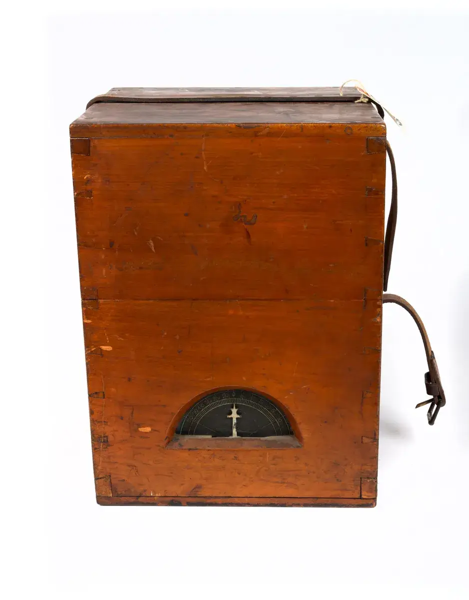 Azimuthinstrument av metall i låda av trä med lock och läderrem by H. G. Blair & Co