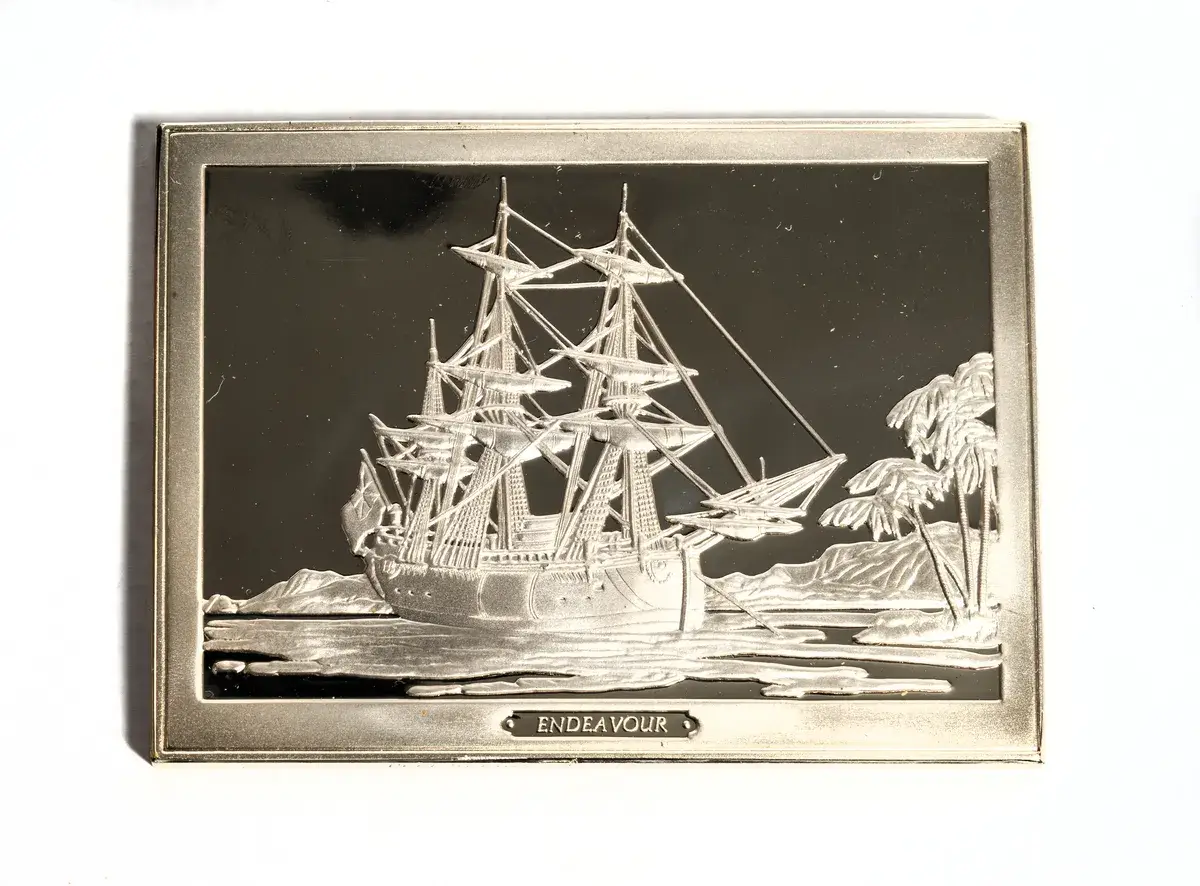 Rektangulär silverplakett föreställande ENDEAVOUR från 1768 by Unknown artist