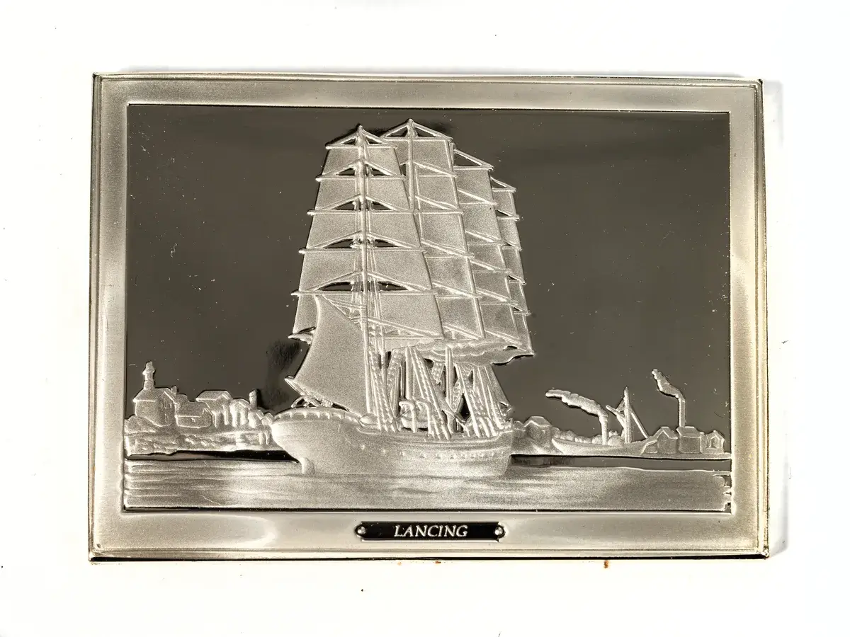 Rektangulär silverplakett föreställande LANCING från 1888 by Unknown artist