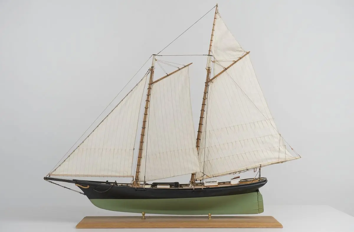 Modellen har 4 segel sydda av Pihl by Pihl, Tore