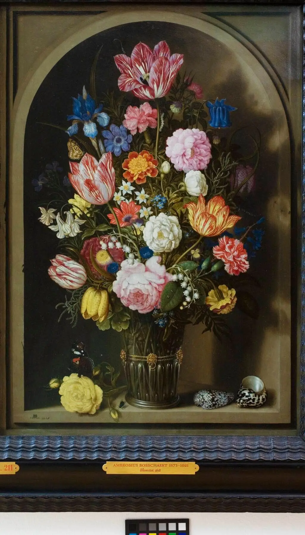 Blomsterbuket i en stenniche by Ambrosius Bosschaerts (I)