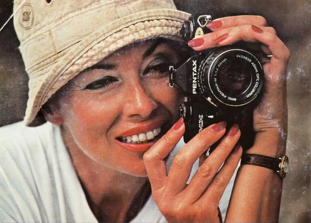 La femme, la photo et Pentax by Anne Collier