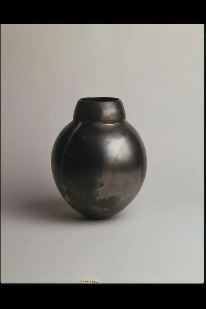 Symmetrical ribbed pot by Odundo, Magdalene