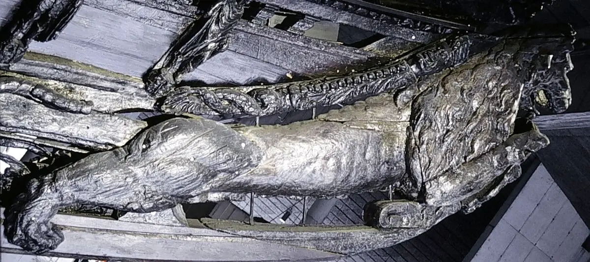 Skulpterat lejon återgivet i språng, med vidöppet gap by Unknown artist