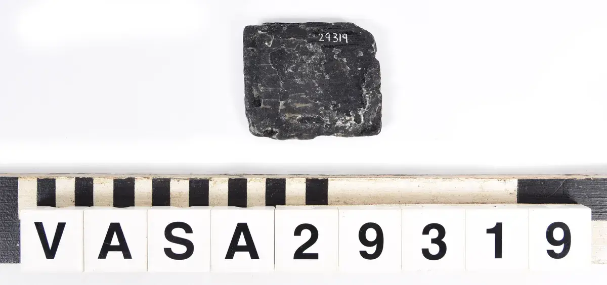 En dekorativ stycke med inga synliga spikhål eller sammanfogning by Unknown artist