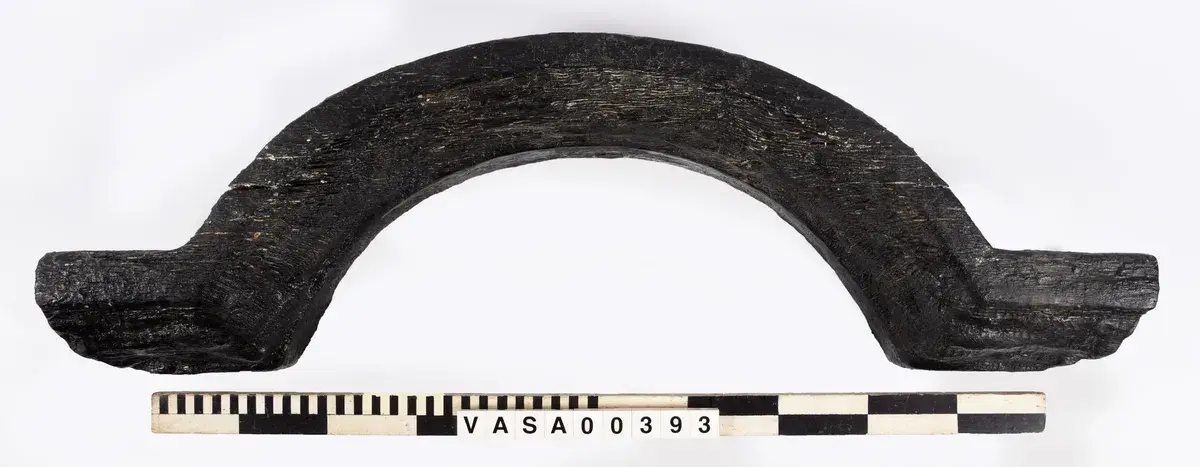 Skulpterad båge by Unknown artist